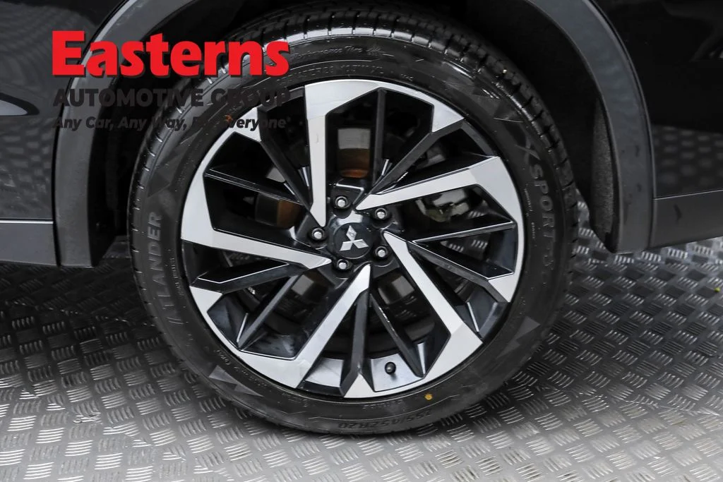 Used 2023 Black Mitsubishi SE image 8