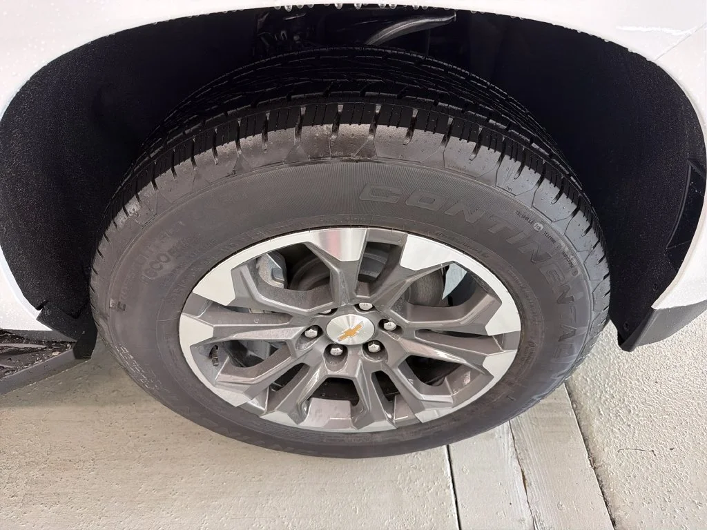 New 2027 Summit White Chevrolet LT image 4