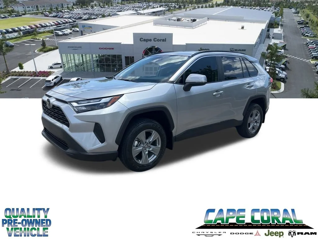 Used 2025  Toyota XLE image 1