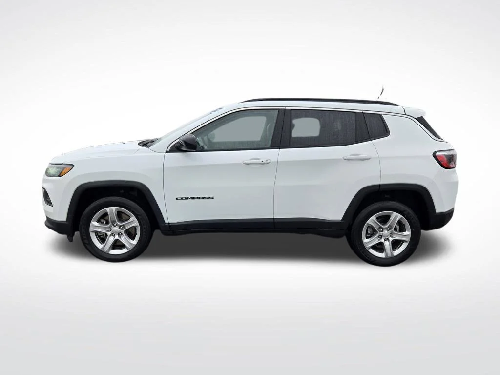 Certified Used 2023 White Jeep Latitude image 7