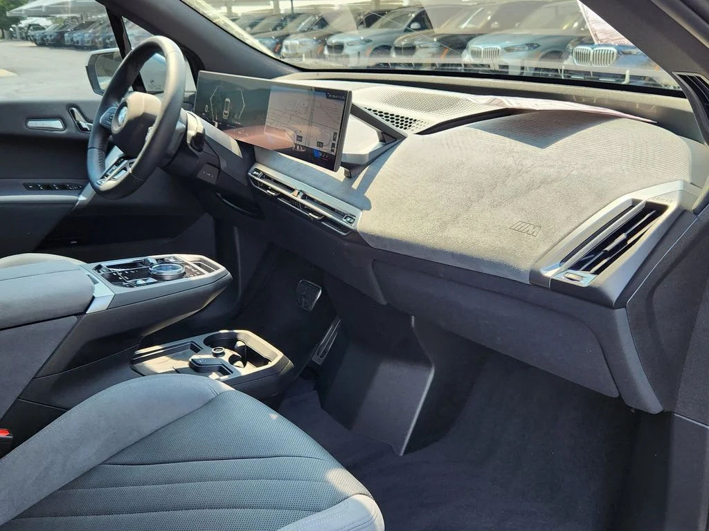Used 2026 White Metallic BMW xDrive60 image 17
