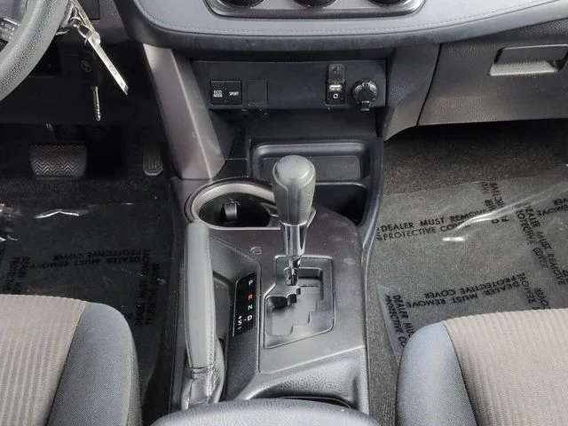 Used 2017 White Toyota LE image 19