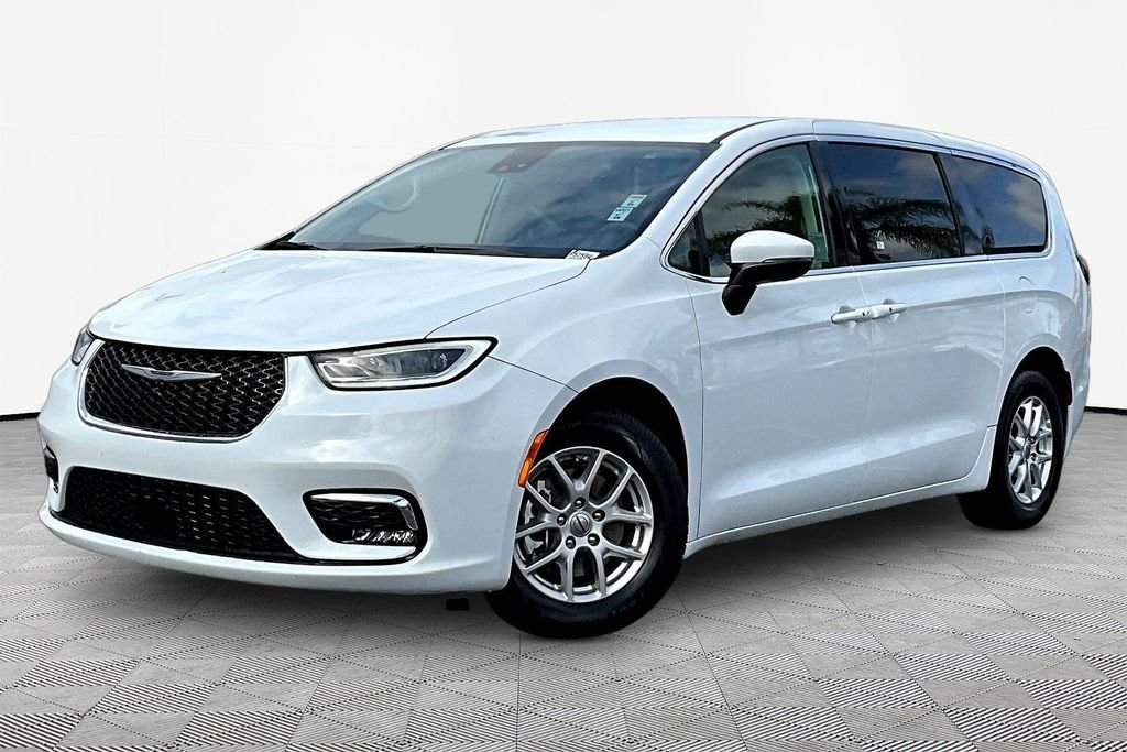 Used 2023 White Chrysler Touring L image 3