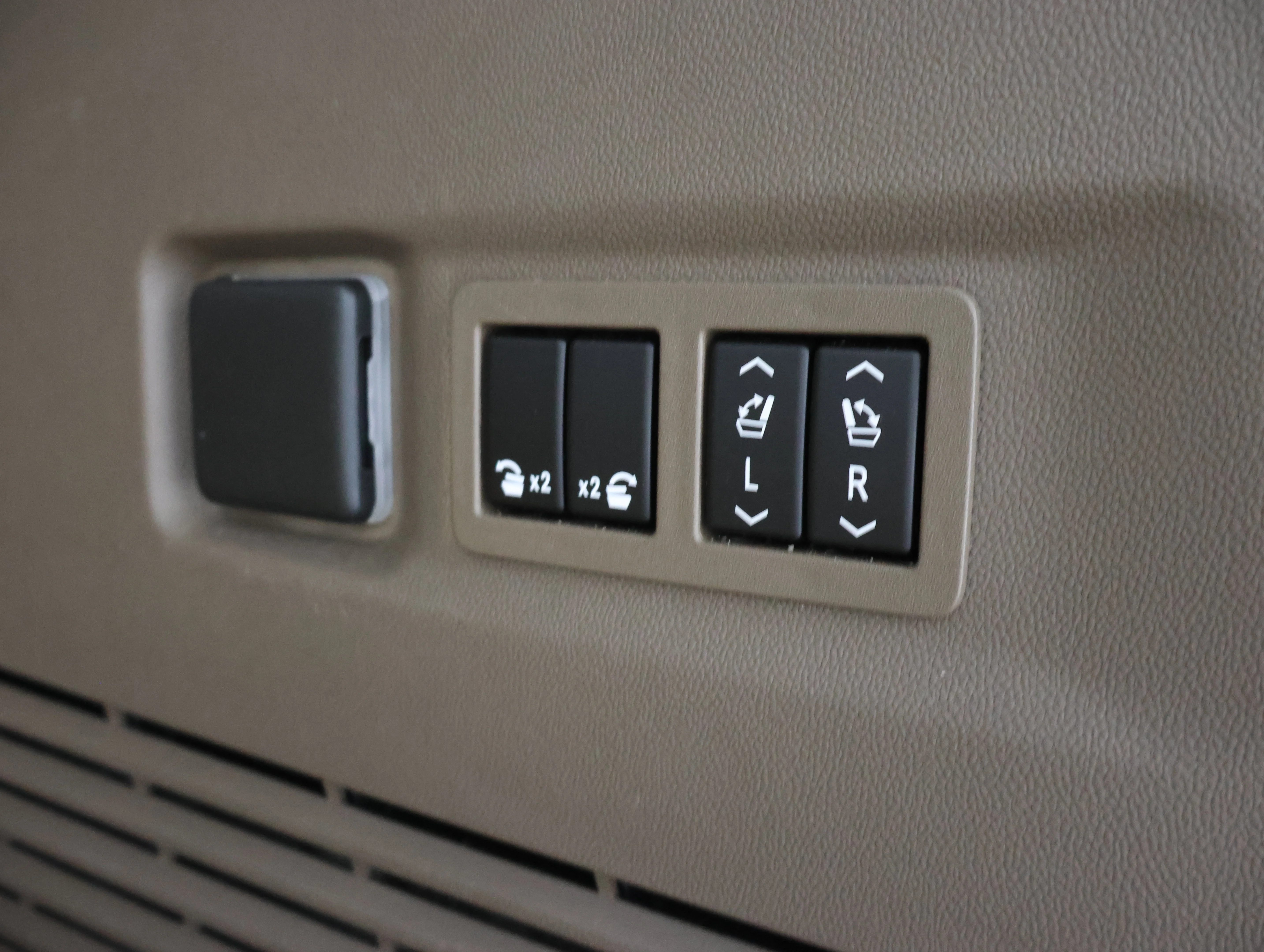 Used 2022 Redwood Metallic GMC Denali image 34
