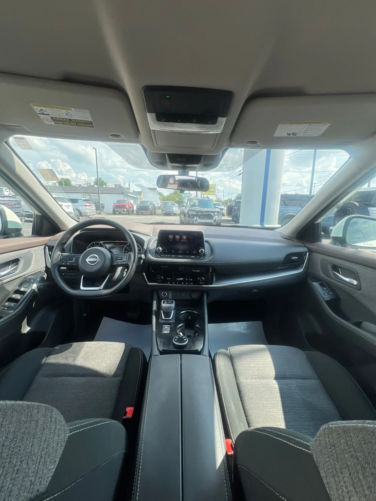 Used 2022 White Nissan SV image 32
