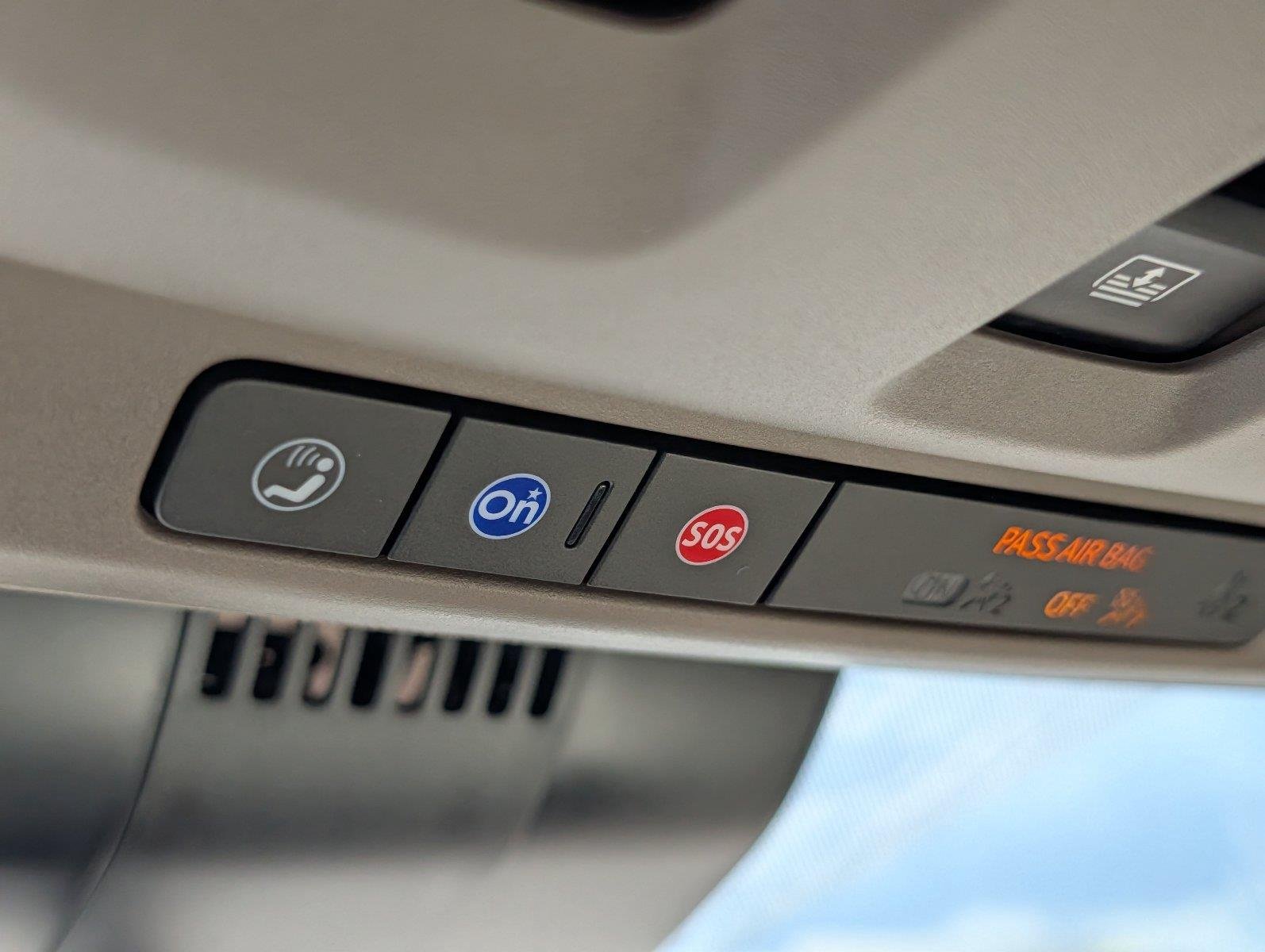 Used 2025 White Frost Tricoat GMC Denali image 25