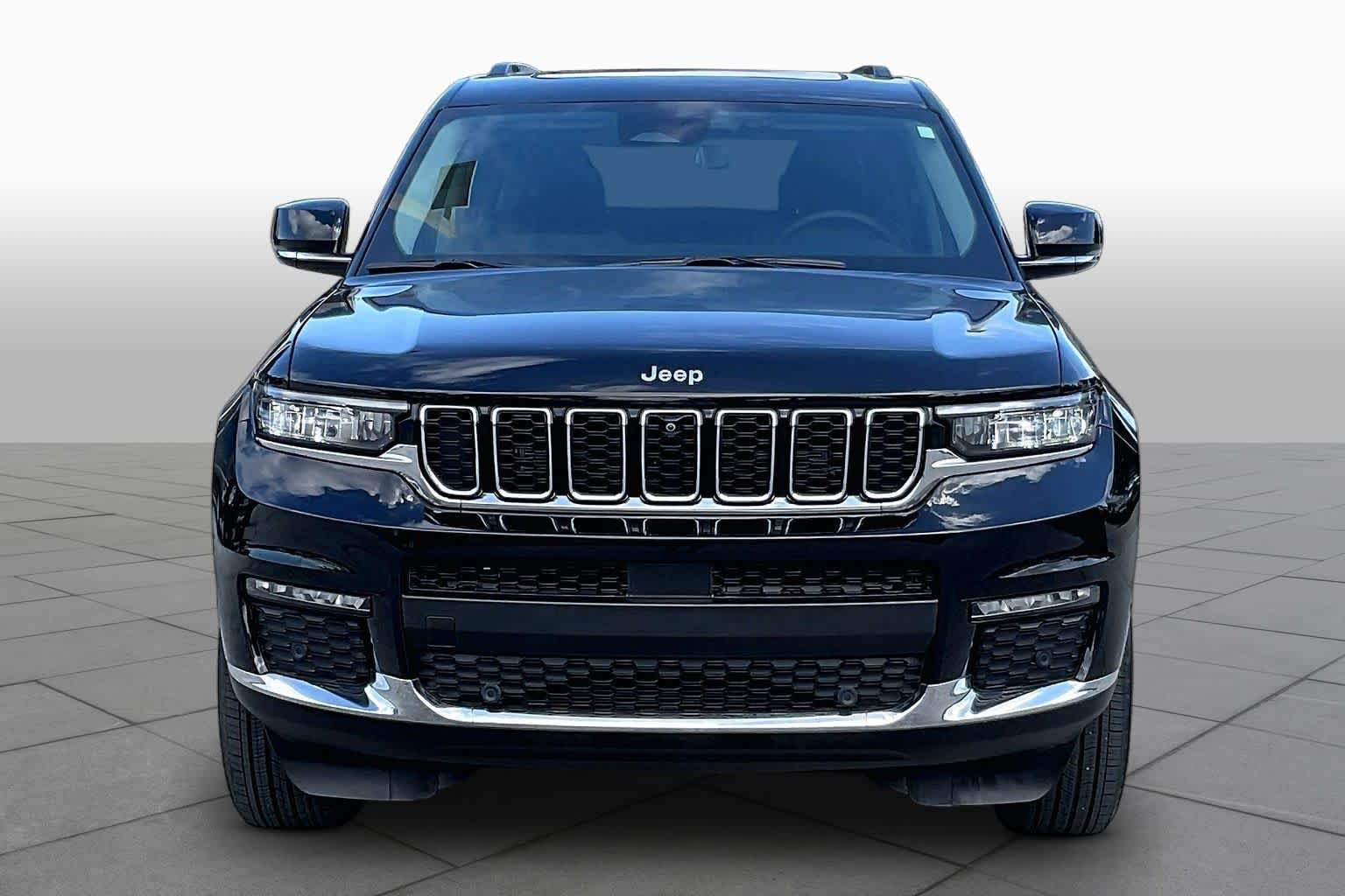 Used 2024 Diamond Black Crystal Pearlcoat Jeep Limited image 4