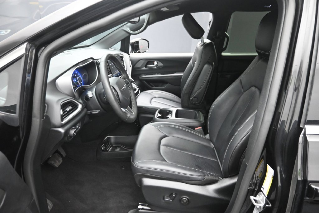 Used 2025 Black Chrysler Select image 15