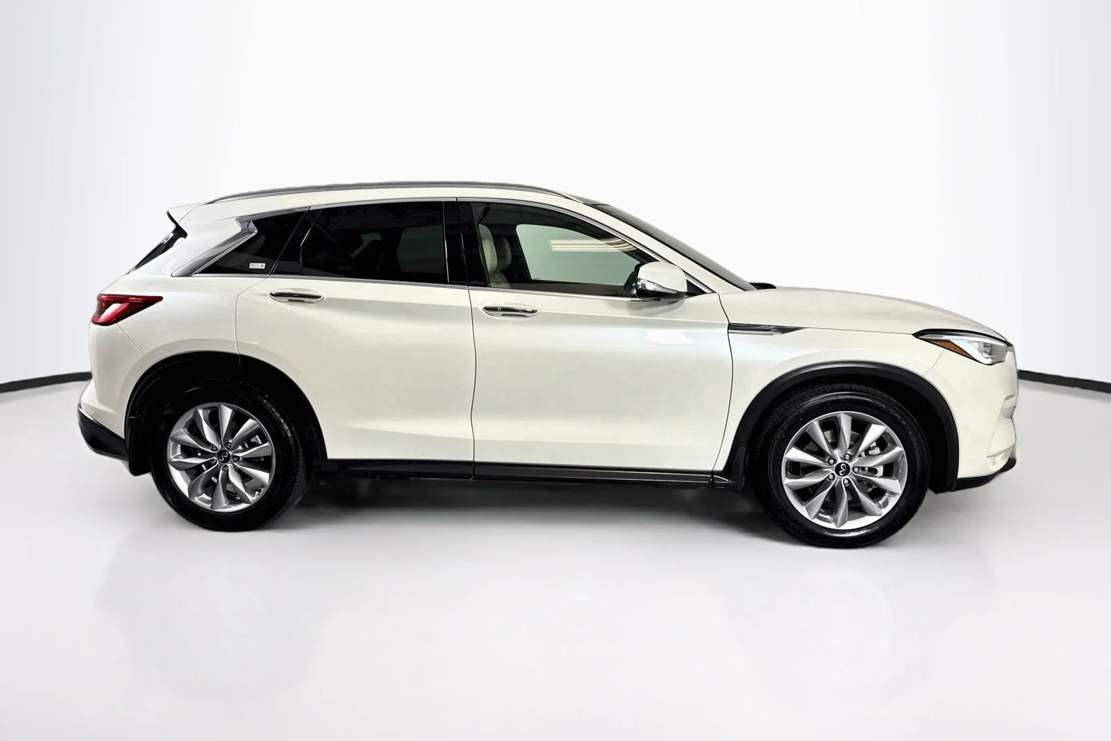 Used 2021 Majestic White INFINITI ESSENTIAL image 4