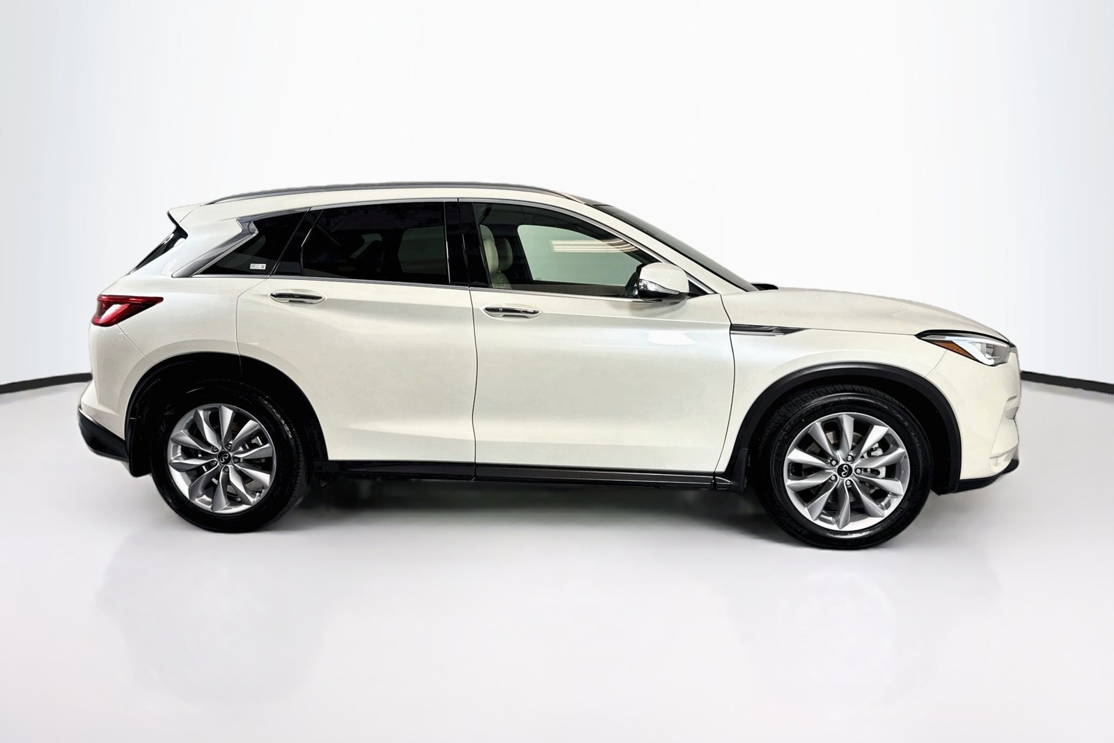 Used 2021 Majestic White INFINITI ESSENTIAL image 4