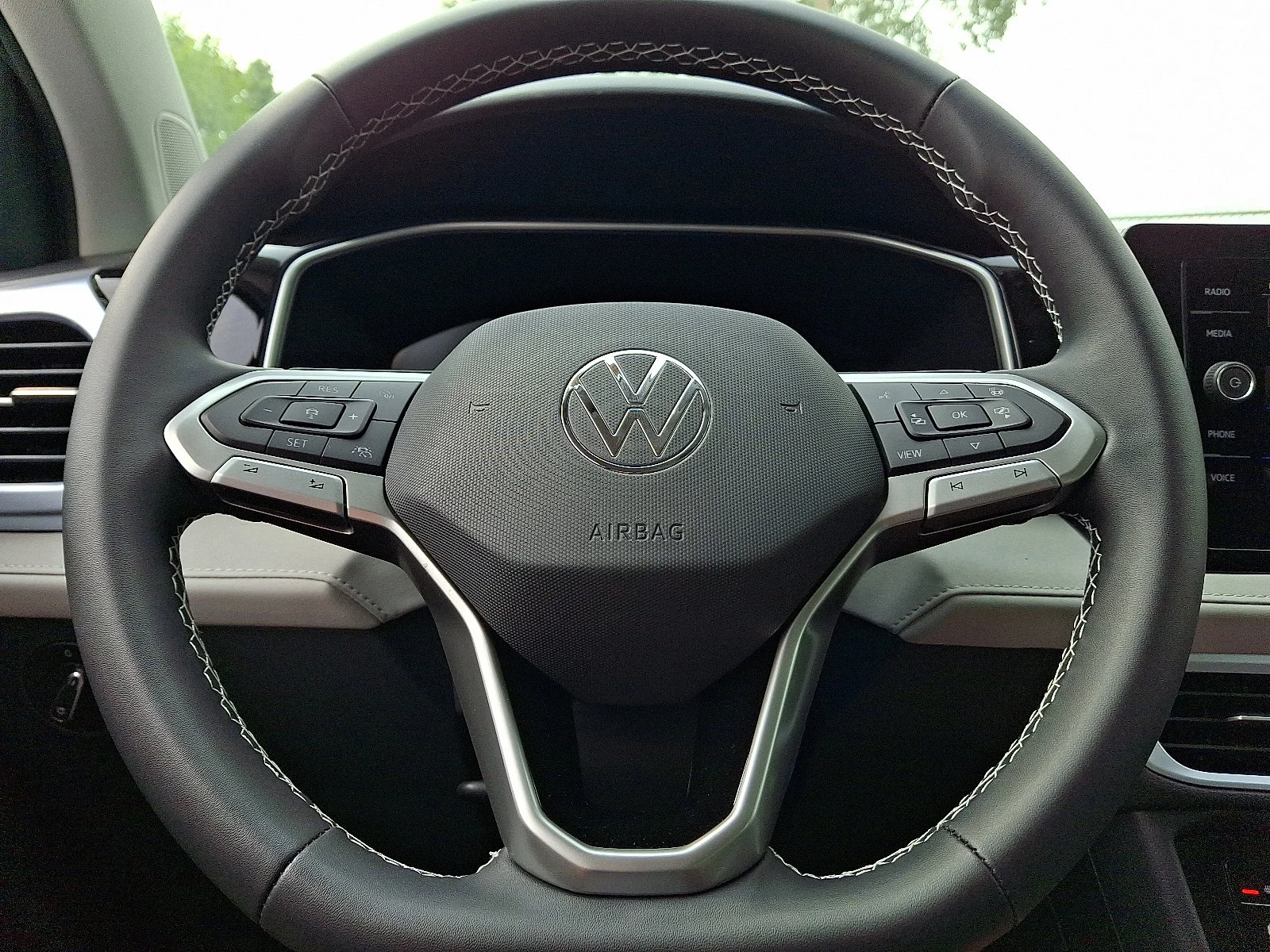New 2026 Pure White Volkswagen SE image 15