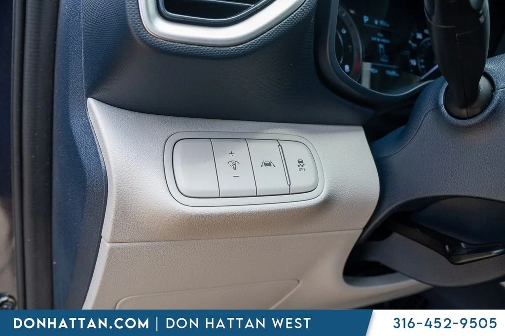 Used 2022 White Hyundai Limited image 19