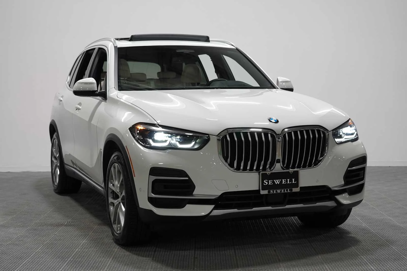 Certified Used 2022 Alpine White BMW xDrive40i image 3