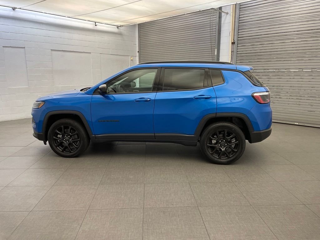 New 2026 Hydro Blue Pearl-Coat Exterior Paint Jeep Latitude image 5