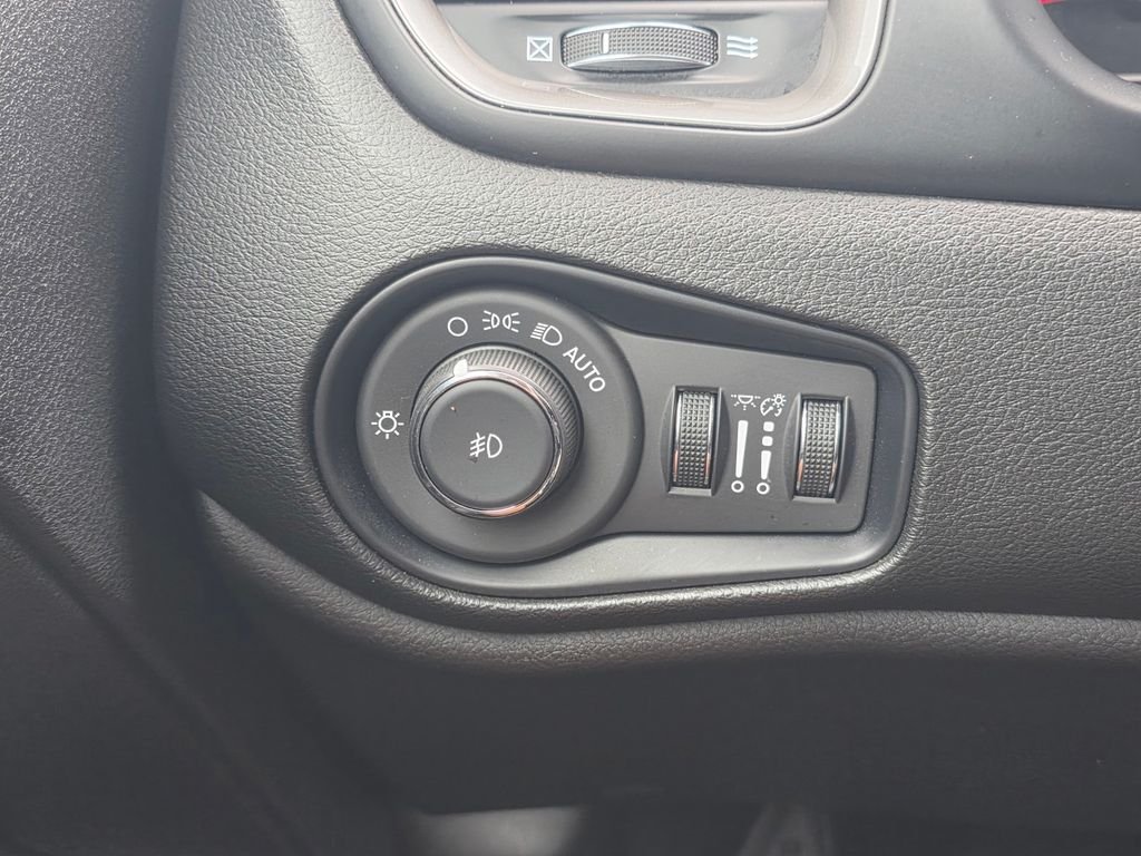Certified Used 2022 Gray Jeep Latitude image 34