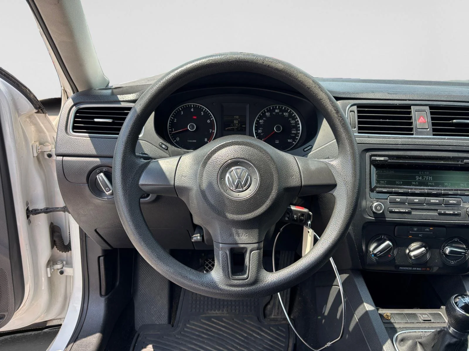 Used 2012 Candy White Volkswagen SE image 9