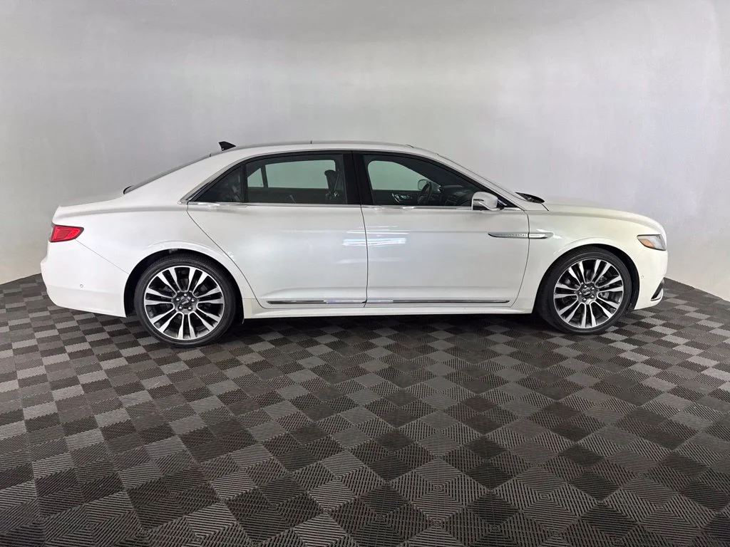 Used 2018 White Lincoln Select image 4