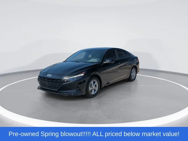Used 2023 Black Hyundai SE image 4