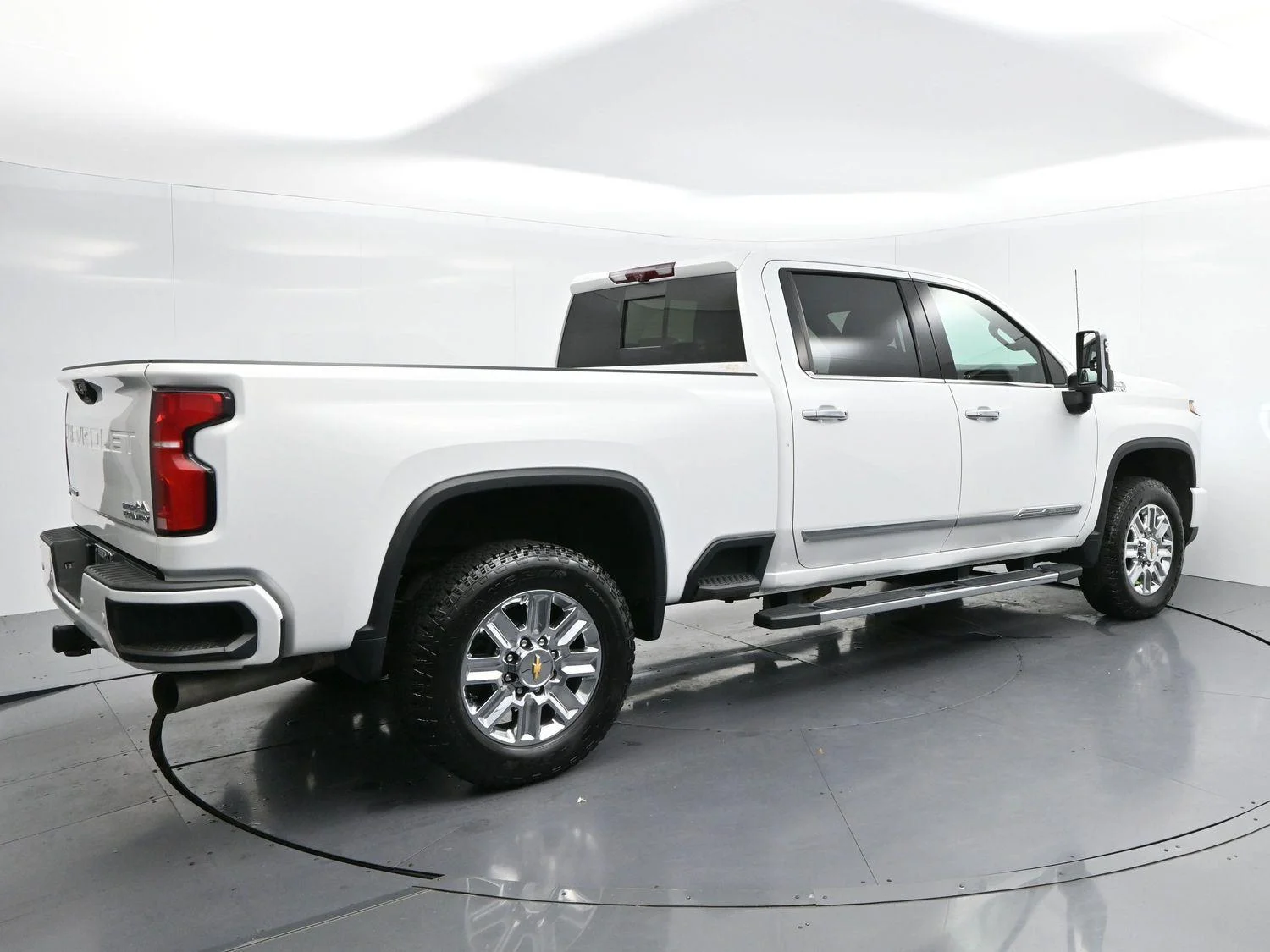 Used 2024 Summit White Chevrolet High Country image 7