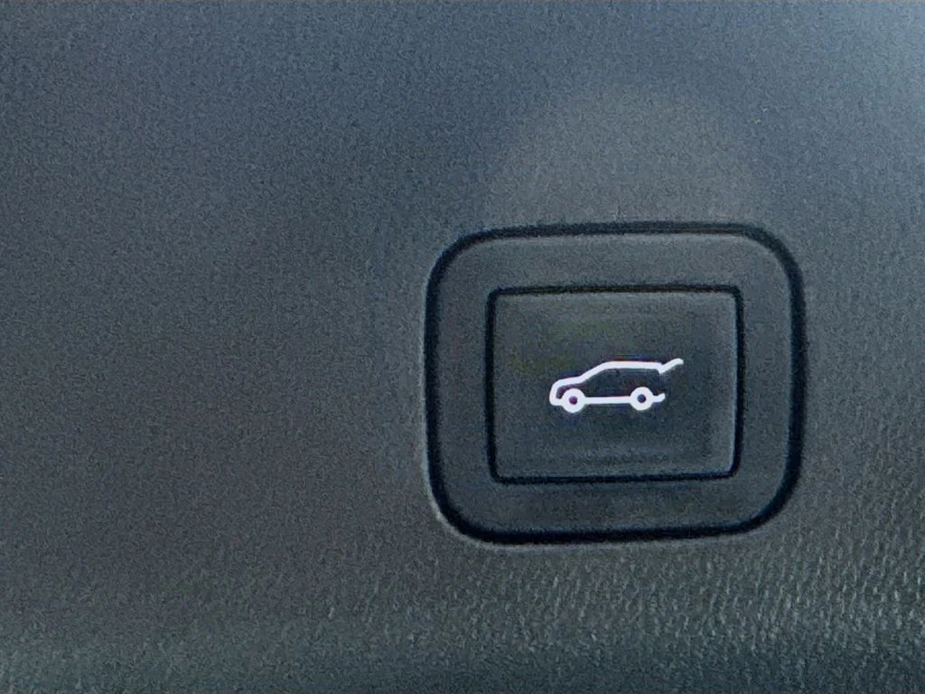 Used 2025 White GMC Denali Ultimate image 32