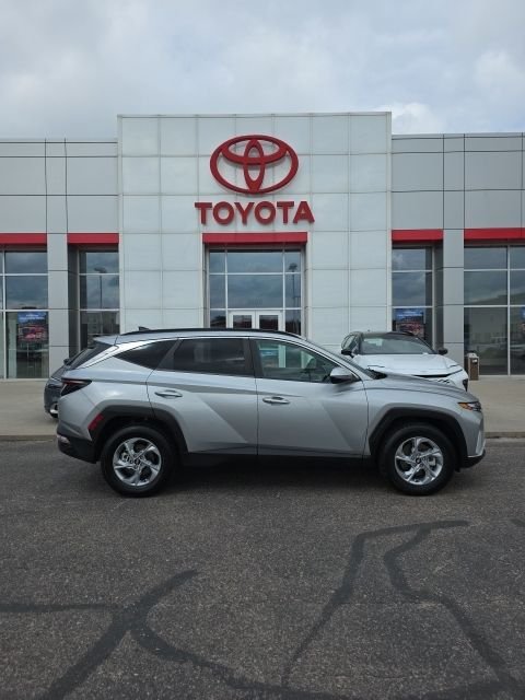 Used 2022 Silver Hyundai SEL image 6