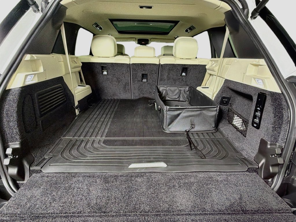 Used 2024 White Land Rover SE image 28