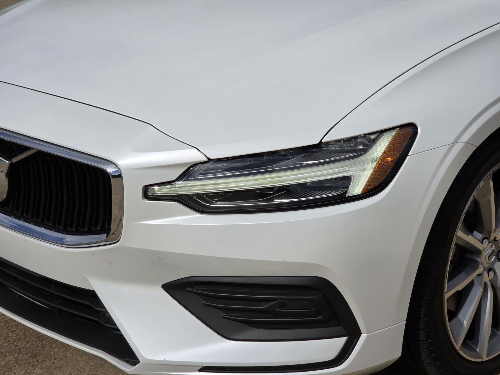 Used 2019 Crystal White Pearl Metallic Volvo Momentum image 8