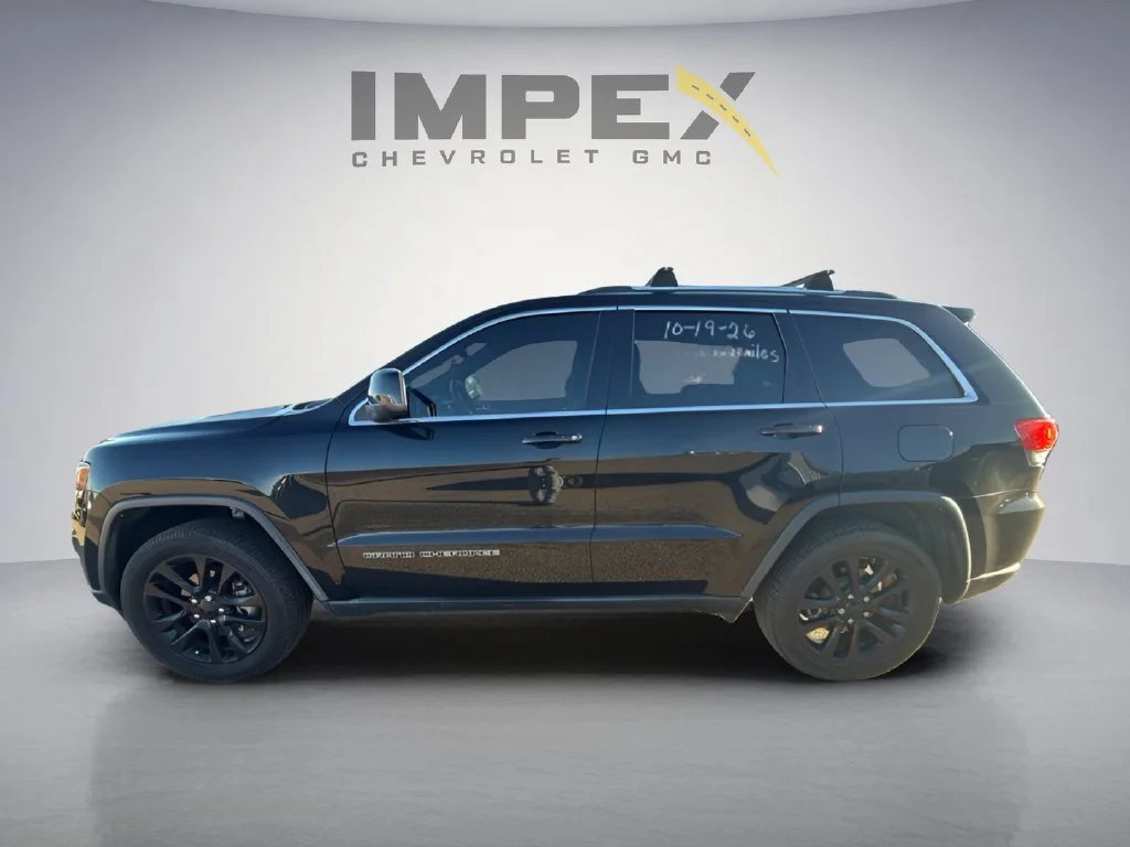 Used 2018  Jeep Laredo E image 2