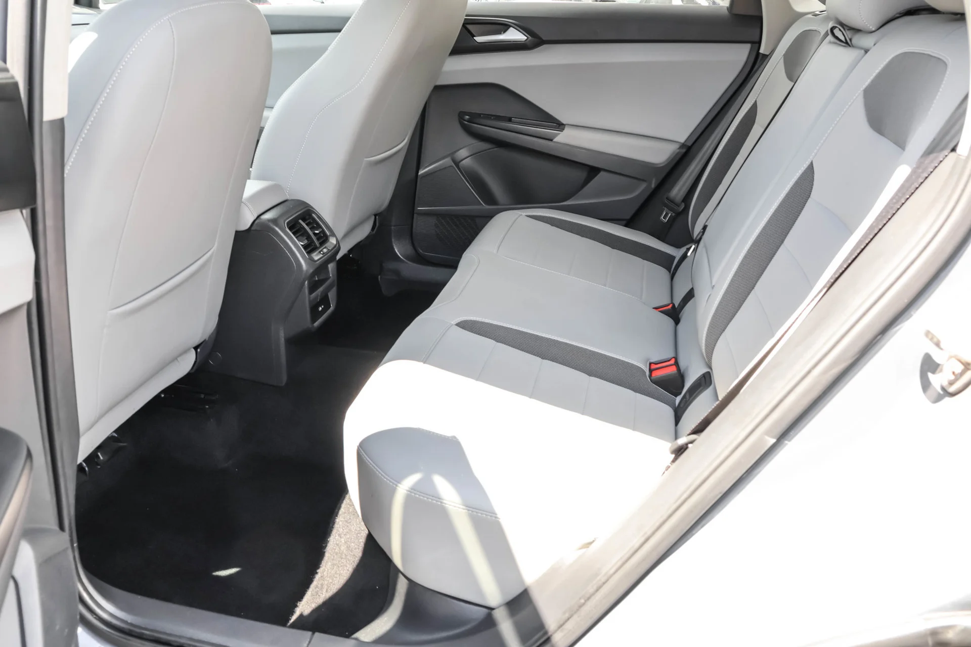 2023 Volkswagen Taos SE - Photo 37