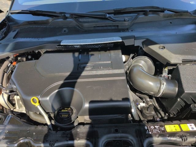 Used 2021  Land Rover R-Dynamic SE image 31
