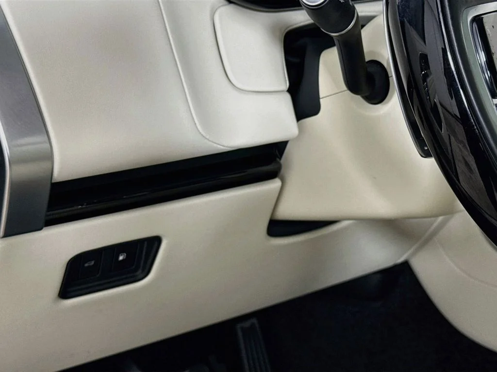 Used 2025 Gold Land Rover SE image 10