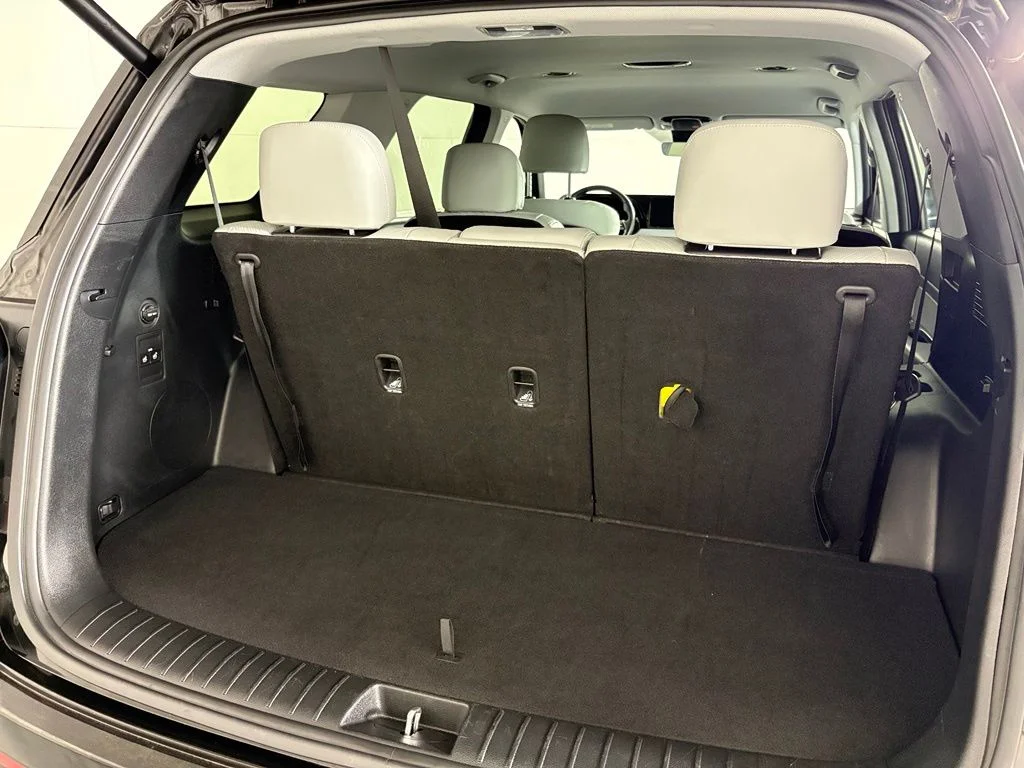 Used 2025 Black Hyundai SEL image 19