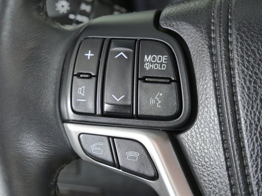 Used 2015 Red Toyota Limited image 39