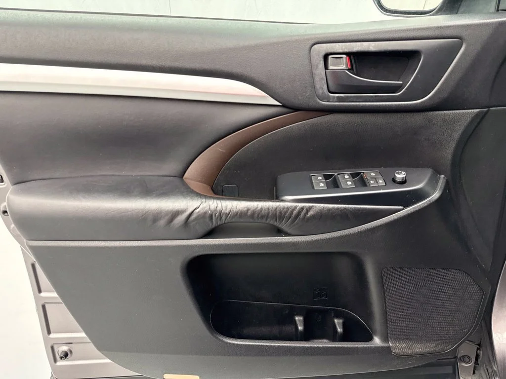 Used 2015 Gray Toyota LE Plus V6 image 16