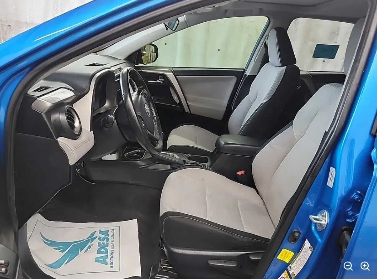 Used 2018 Electric Storm Blue Toyota XLE image 9