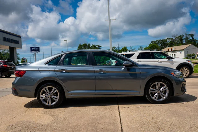 Used 2022 Gray Volkswagen SE image 19