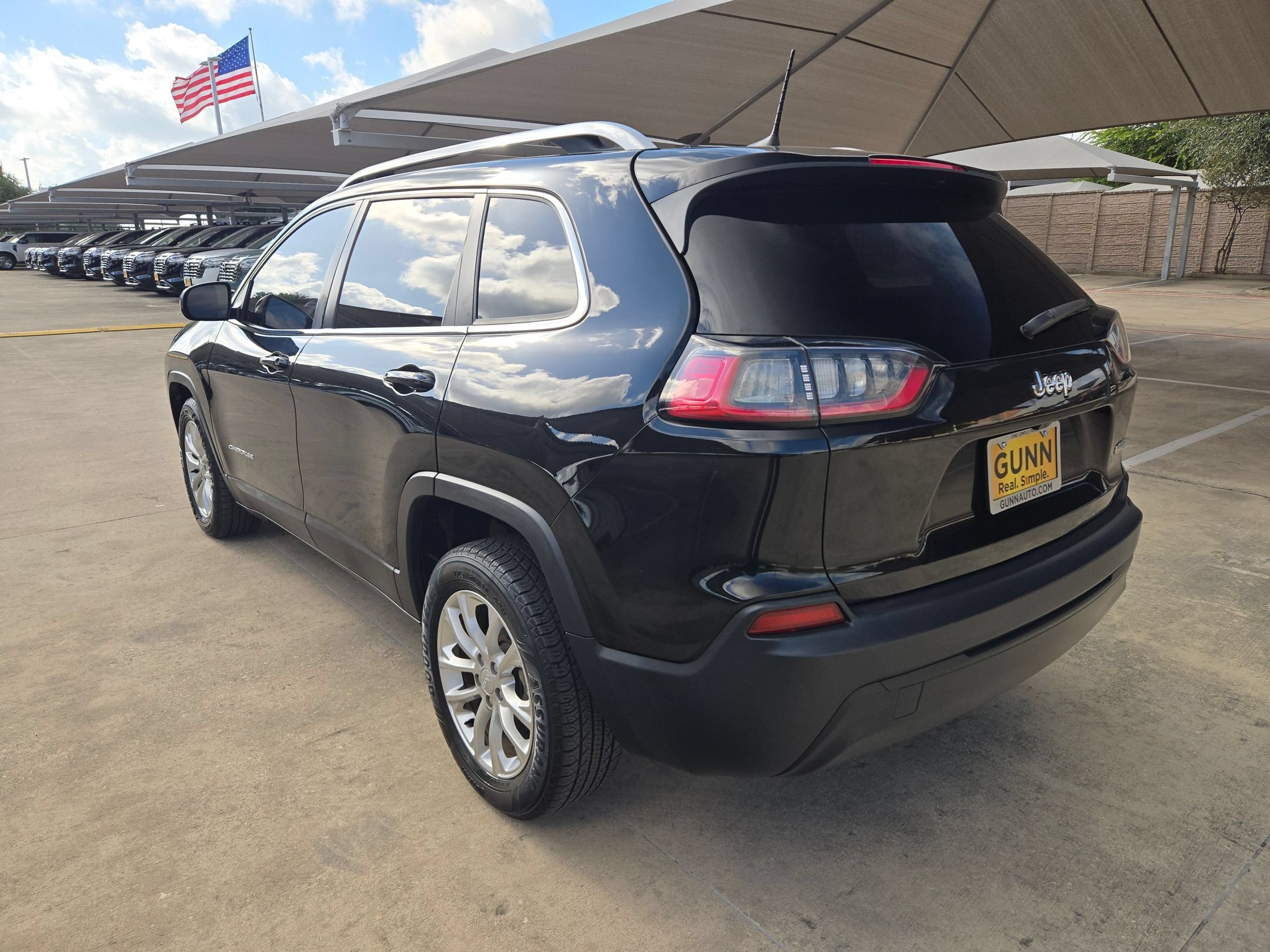 Used 2019 Diamond Black Crystal Pearlcoat Jeep Latitude image 5