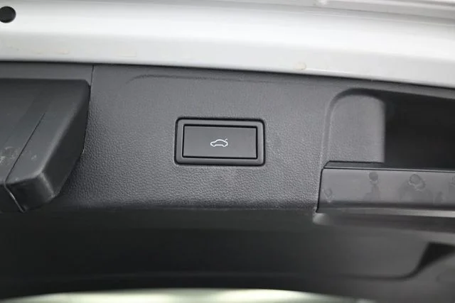 Used 2019 White Volkswagen 3.6L V6 SE image 10