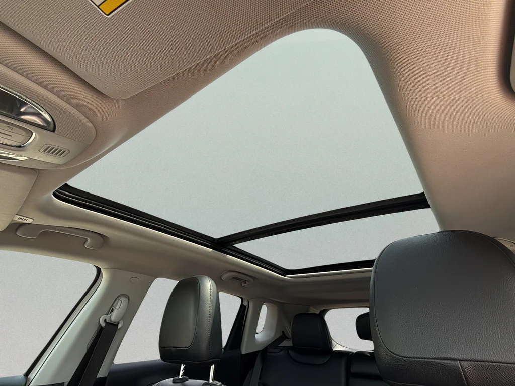 Used 2018 White Clearcoat Jeep Latitude image 27