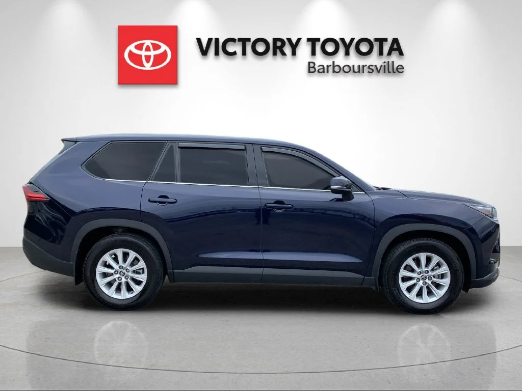 Used 2025  Toyota XLE image 6