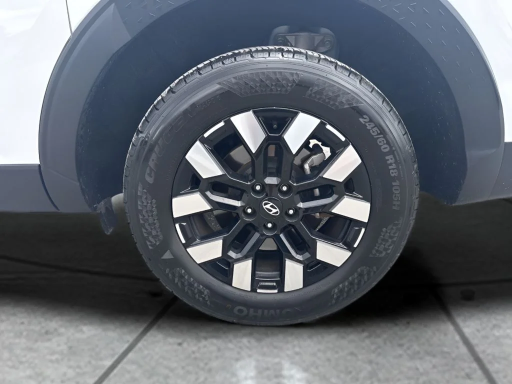 Used 2025 White Hyundai SEL image 30