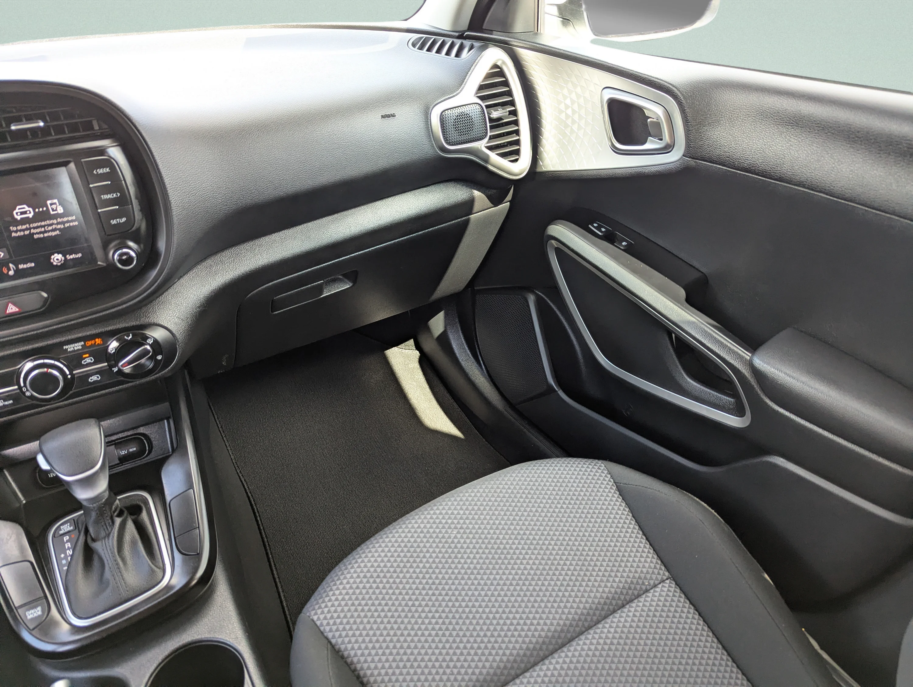 Used 2024 Snow White Pearl Kia LX image 22