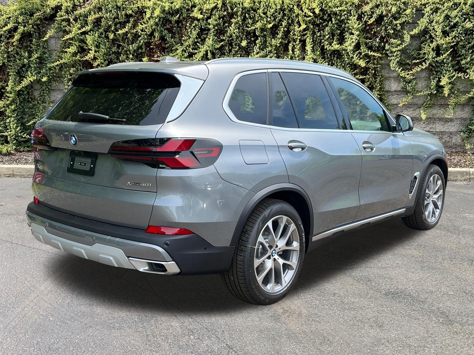 New 2026 Skyscraper Grey Metallic BMW xDrive40i image 2