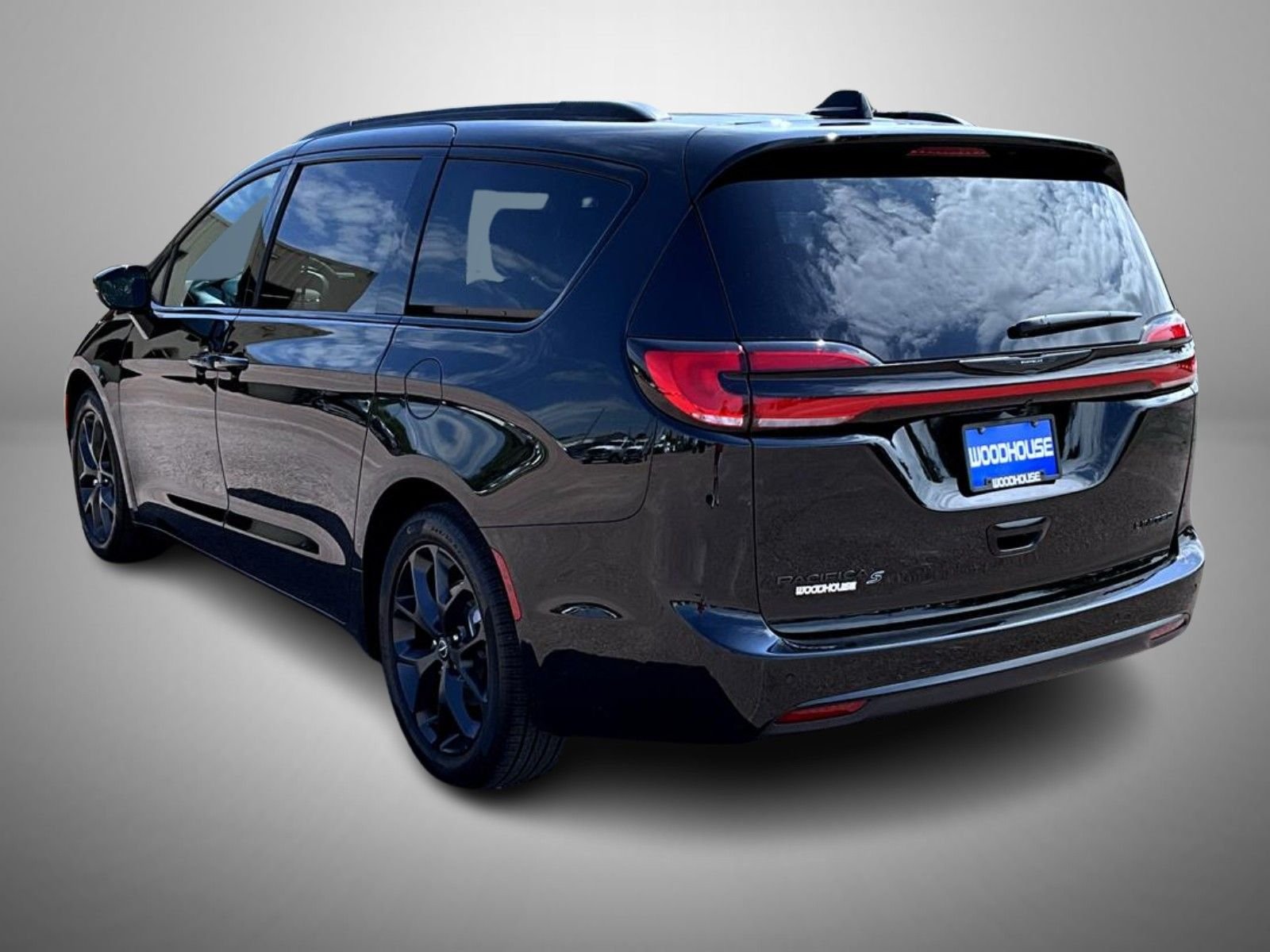 New 2026 Diamond Black Crystal Pearl-Coat Exterior Paint Chrysler Limited image 7