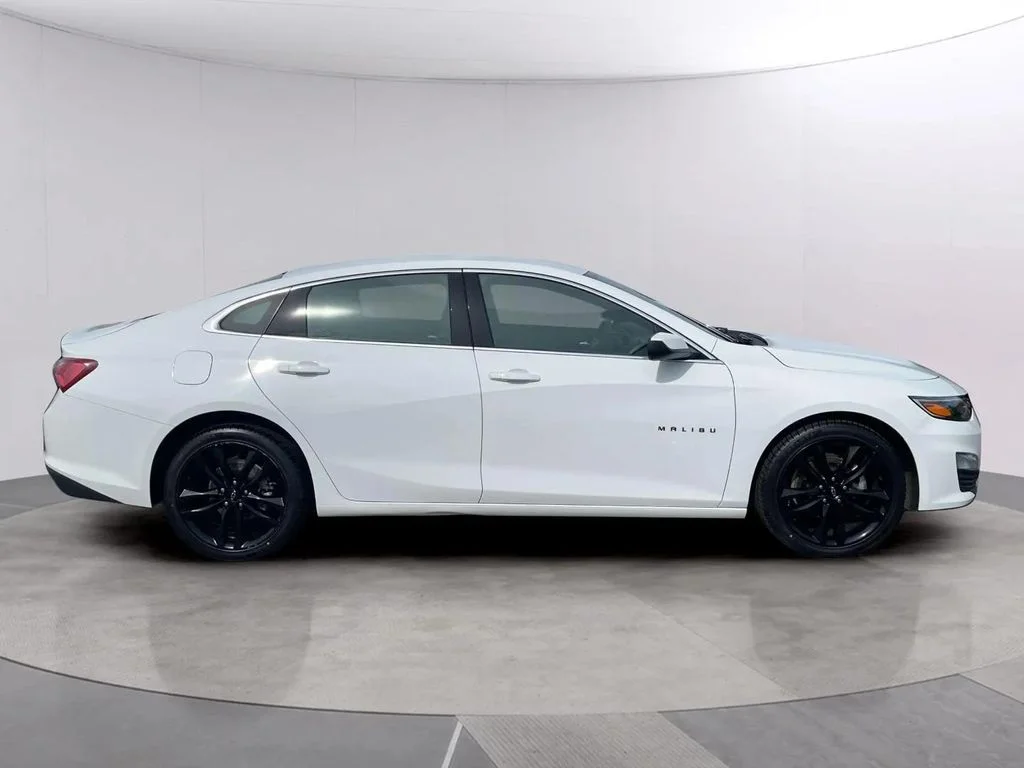 Used 2024 Summit White Chevrolet LT image 6