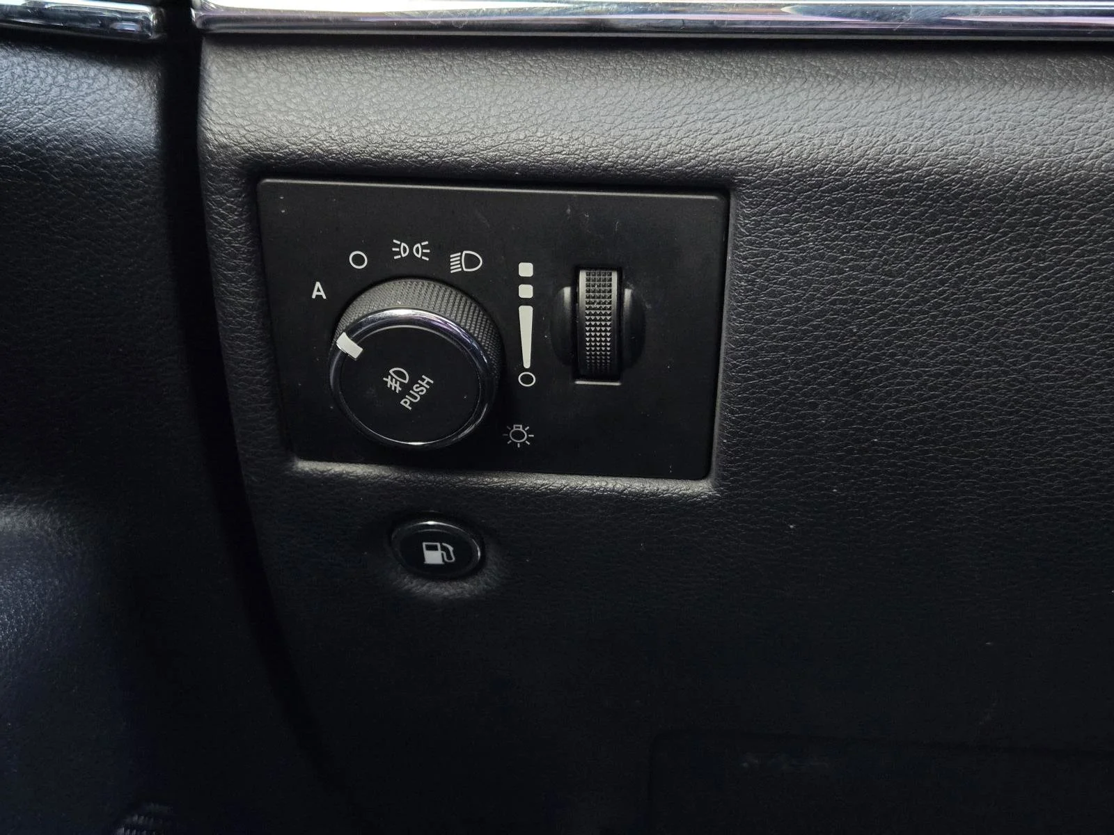 Used 2017 Ivory 3-Coat Jeep Overland image 20