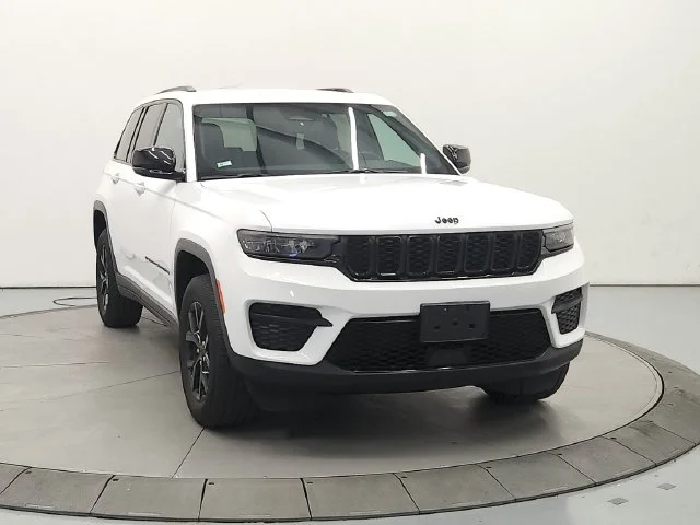 Used 2024 White Jeep Altitude image 3