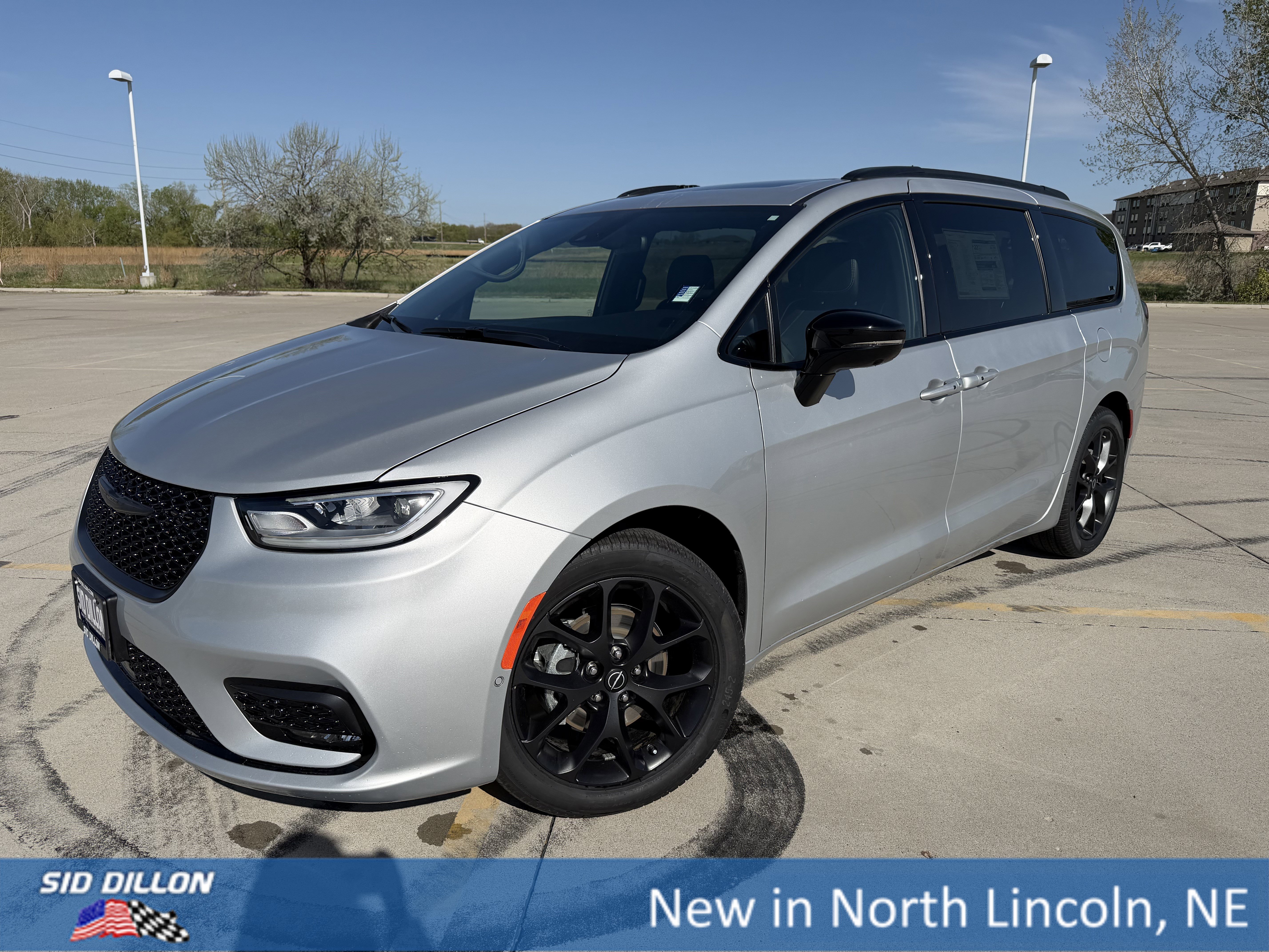 2026 Chrysler Pacifica Limited's photo