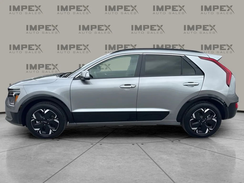 Used 2025 Gray Kia Wind image 2