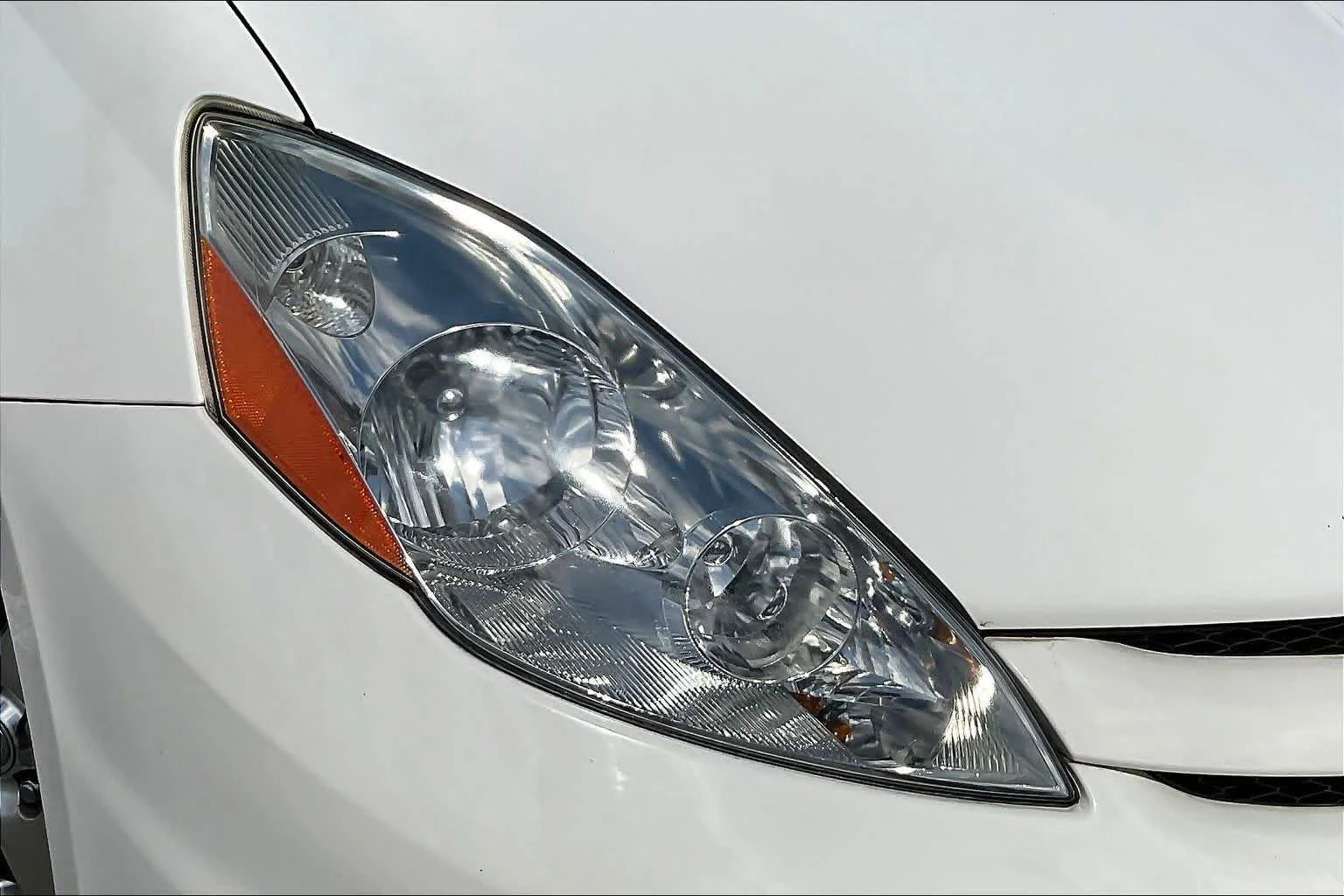 Used 2008 Natural White Toyota LE image 25